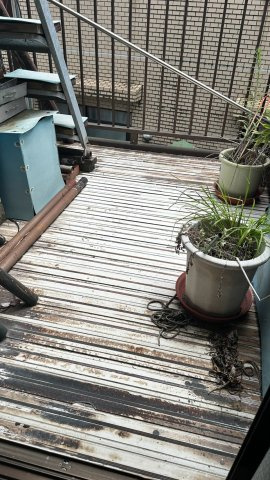 静かな路地奥の住まい～神奈川県藤沢市藤が岡２丁目～のバルコニー|ウッドパネル等で彩る楽しみがあるバルコニー