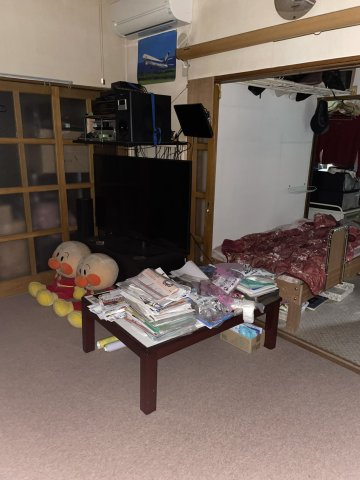 静かな路地奥の住まい～神奈川県藤沢市藤が岡２丁目～の居間・リビング|引き戸を開放すれば風が通り抜け、明るい室内へと変化します。