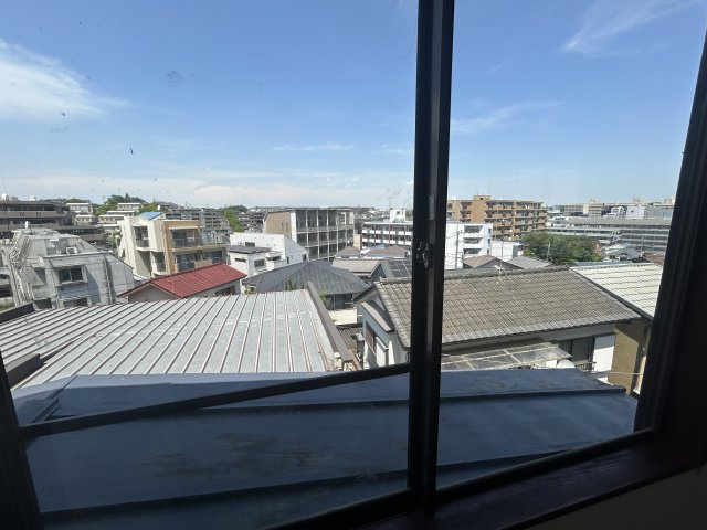 神奈川県横浜市青葉区榎が丘　～青葉台駅9分。キッチンが選べるセレクト特典。～の展望|建物の重なりが低く、どこまでも続く青空が窓いっぱいに広がる。