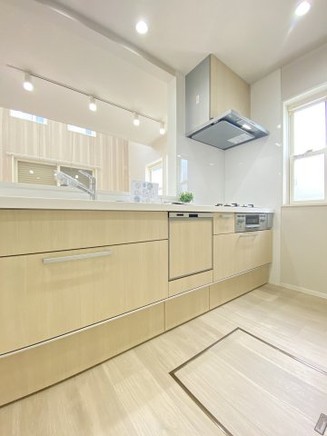 鵠沼海岸5丁目中古戸建のキッチン|３口ガスコンロのシステムキッチンです。食器洗乾燥機付き、後片付けもラクラクこなせて、環境に優しい設備