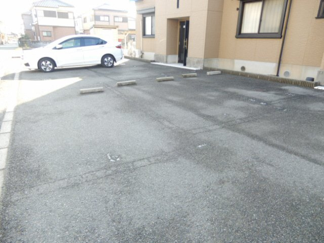 ドミール北開地の駐車場