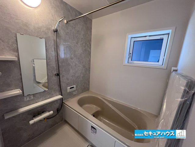 【同施工物件ご案内可能】知多郡東浦町大字石浜字田之助　全2棟の内観：施工例|【浴室イメージ】
◆アクセントパネルで落ち着きのある雰囲気を演出します。毎日の疲れを癒やすバスタイムをお楽しみ下さい！
◆窓付きで、カビの繁殖を抑える効果があります。