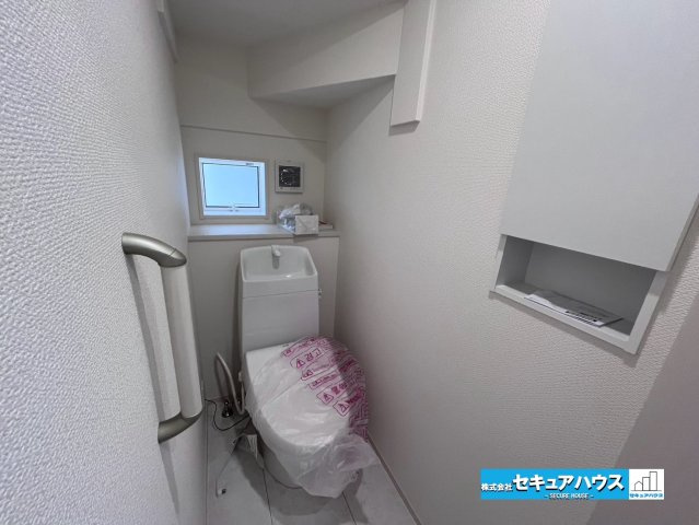 【同施工物件ご案内可能】知多郡東浦町大字石浜字田之助　全2棟の内観：施工例|【高機能トイレイメージ】
◆高機能トイレの多くは便器のフタの開閉が自動であり、使用後に手動で水を流す面倒もなく非常に便利です。スタイリッシュな見た目で、お掃除しやすく、節水効果が高いです。
