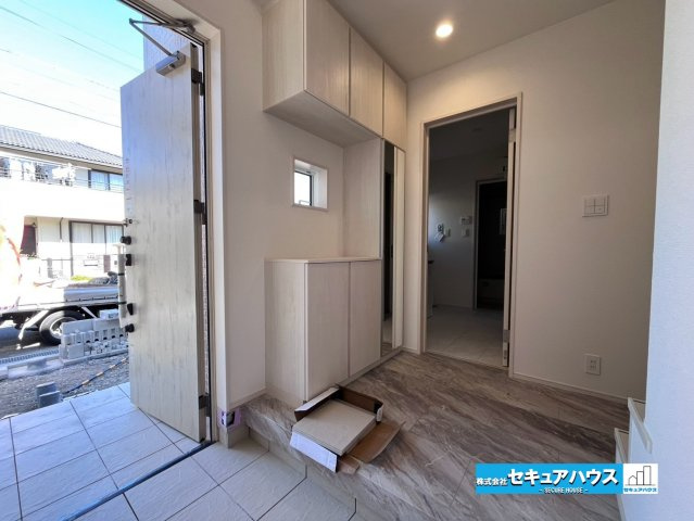 【今からご案内可能】知多郡東浦町大字石浜字田之助　全2棟の玄関|【玄関】
◆お家に出会う人々を迎える玄関だからこそ、広々清潔感あふれる空間にしたいものです。採光・通風にも配慮された設計で毎日明るい空間をキープします♪