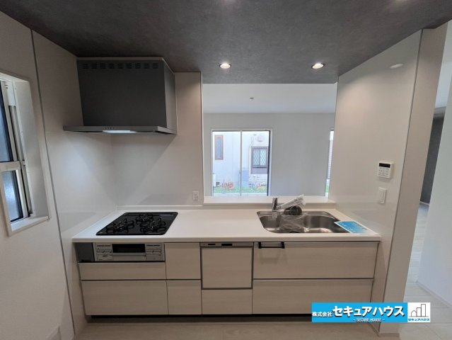【今からご案内可能】知多郡東浦町大字石浜字田之助　全2棟のキッチン|【キッチン】
◆同時にたくさんの料理が調理できる。「焼く・蒸す・煮る」の工程を同時進行で進めることができるので、料理を素早く作ることができます。育児でバタバタ忙しいママに嬉しい♪