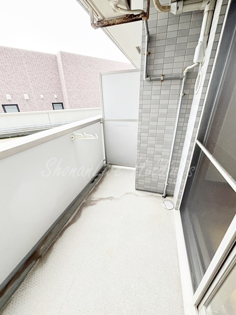 藤沢市辻堂２丁目の賃貸マンションのバルコニー|収納もしっかりあります♪