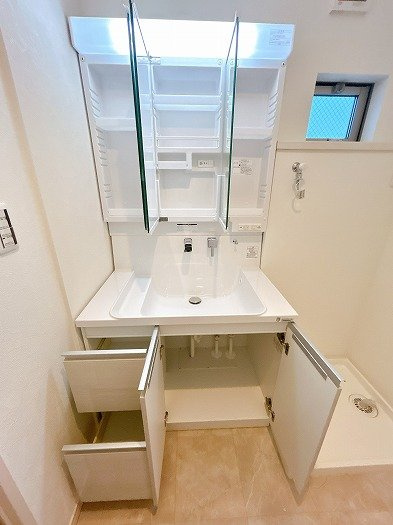 名古屋市北区上飯田北町　4LDK　3階建　リフォーム済みの独立洗面台