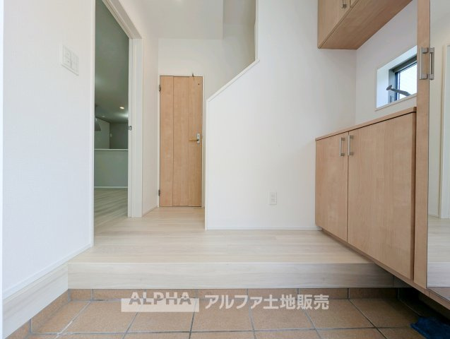 東村山市恩多町5丁目　中古一戸建　2020年築の玄関|きれいな玄関です