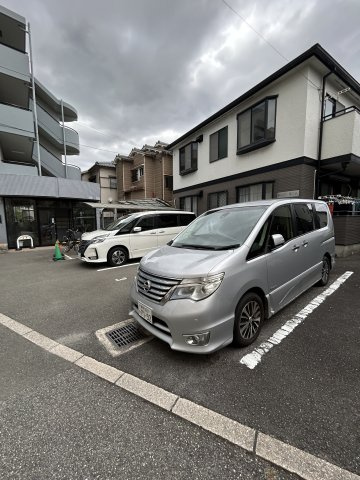 キアラ富松A棟の駐車場