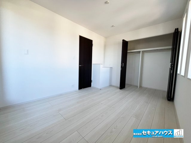 【今すぐご案内可能】知多郡東浦町大字石浜字田之助　全2棟の洋室|【洋室６帖】
◆家族一人ひとりの大切なプライベート空間。趣味に合わせて使って頂けるようシンプルに仕上げてあります。暮らし心地を大きく左右する収納を、適材適所に配置し使い勝手を考慮しました。　