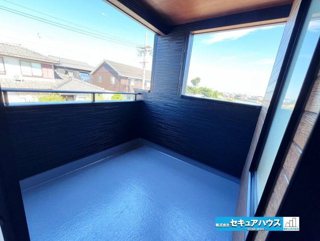【今すぐご案内可能】知多郡東浦町大字石浜字田之助　全2棟のバルコニー|【インナーバルコニー】
◆見晴らしもよく、太陽の温かな温もりをめいっぱい受け止めてくれます。
太陽の光と爽やかな風を受けたお洗濯物はあっという間に乾き、取りこむ時には太陽の匂いを感じられそうですね。　