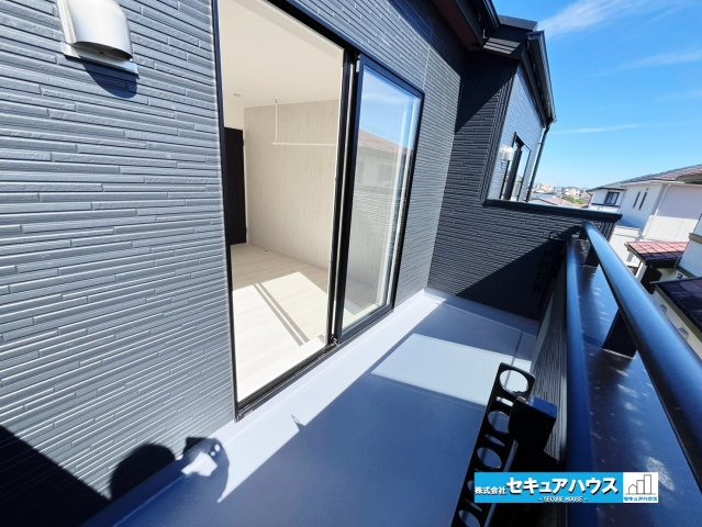 【今すぐご案内可能】知多郡東浦町大字石浜字田之助　全2棟のバルコニー|【南面バルコニー】
◆日当たりの良いバルコニーは、洗濯物をたっぷり干せるゆとりあるスペース。毎日の家事を快適にサポートし、布団や大きな洗濯物も干しやすい広さです。