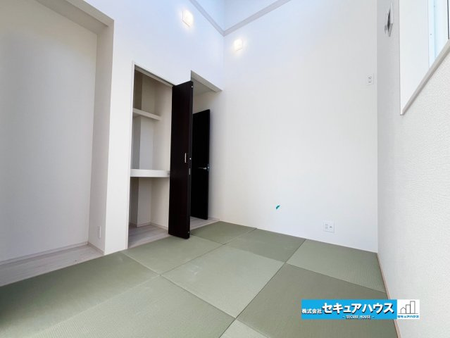 【今すぐご案内可能】知多郡東浦町大字石浜字田之助　全2棟の和室|【１F和室4.5帖】
◆落ち着いた雰囲気の和室は、客間やお子様の遊び場、くつろぎのスペースなど多用途に活用できます。畳ならではの心地よさを感じられる空間です。