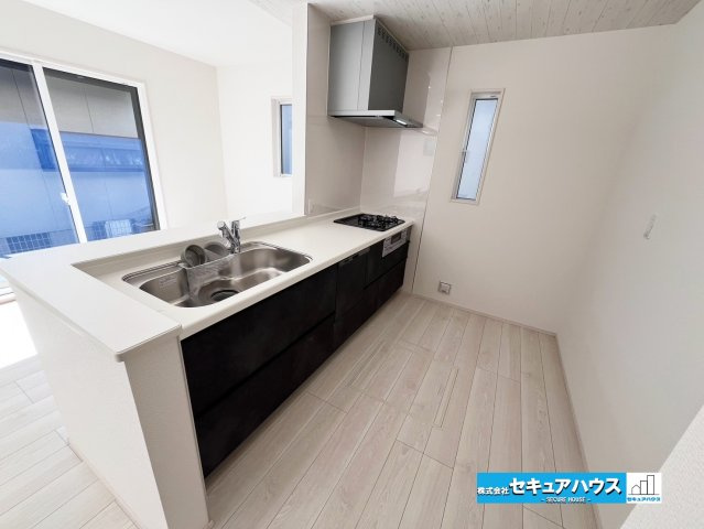 【今すぐご案内可能】知多郡東浦町大字石浜字田之助　全2棟のキッチン|【キッチン】
◆同時にたくさんの料理が調理できる。「焼く・蒸す・煮る」の工程を同時進行で進めることができるので、料理を素早く作ることができます。育児でバタバタ忙しいママに嬉しい♪