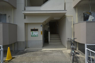 ハイツ友行のエントランス
