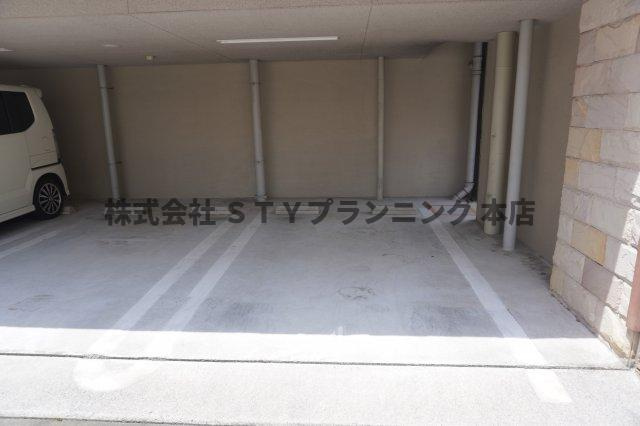仲介手数料0！！リバーフロントレジデンスの駐車場