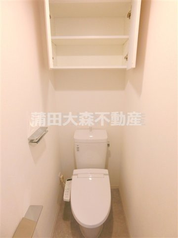 WING　TERRACEウイングテラス大鳥居のトイレ|棚収納と温水洗浄便座付きのトイレ