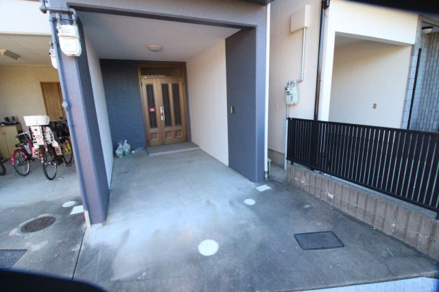 芝生町2丁目戸建の駐車場