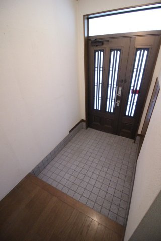 芝生町2丁目戸建の玄関