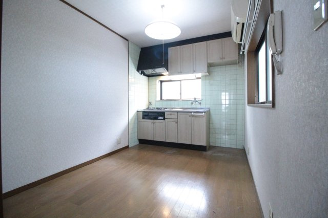 芝生町2丁目戸建の居間・リビング