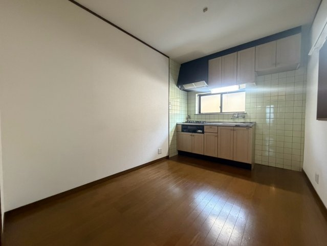 芝生町2丁目戸建の居間・リビング