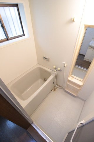 芝生町2丁目戸建の浴室