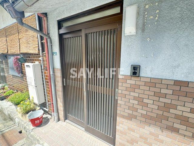 亀井町テラスハウスのエントランス