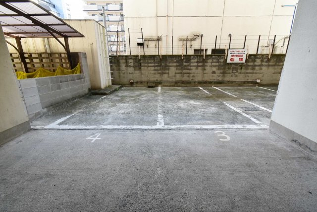 メゾンブランカの駐車場