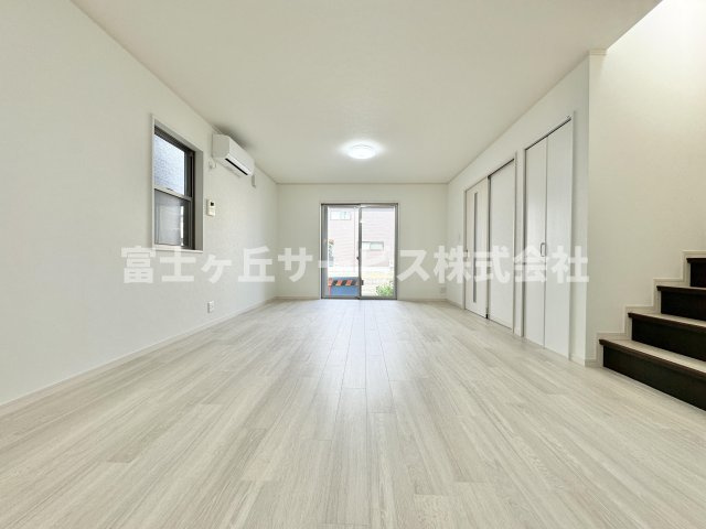 【居間・リビング】 | 静岡市清水区高橋6丁目 中古戸建て | リビングです