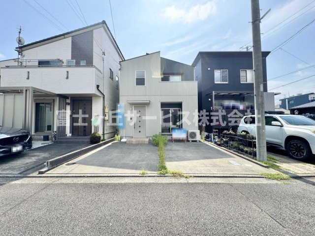 【外観】 | 静岡市清水区高橋6丁目 中古戸建て | 物件の外観です
並列駐車2台可能、平成22年築、3LDK再生住宅の登場です！スーパーまで徒歩約5分！静清バイパスや東名高速道路へのアクセスが良く利便性と落ち着いた住環境が両立！
