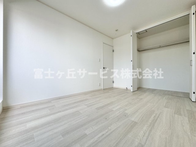 【洋室】 | 静岡市清水区高橋6丁目 中古戸建て | バルコニーに面した洋室です