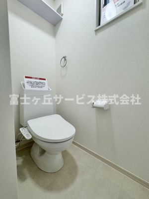 【トイレ】 | 静岡市清水区高橋6丁目 中古戸建て | 1Fトイレです
