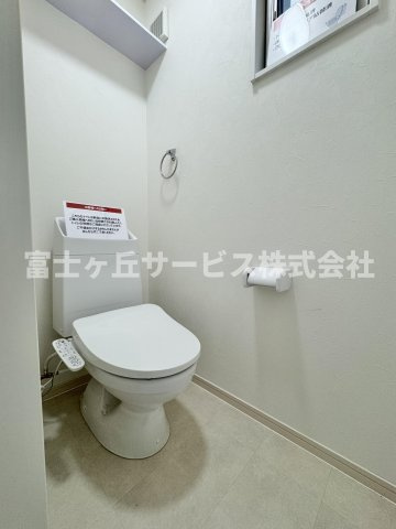 【トイレ】 | 静岡市清水区高橋6丁目 中古戸建て | 1Fトイレです

