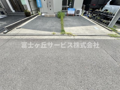 【駐車場】 | 静岡市清水区高橋6丁目 中古戸建て | 車種により2台駐車可能です