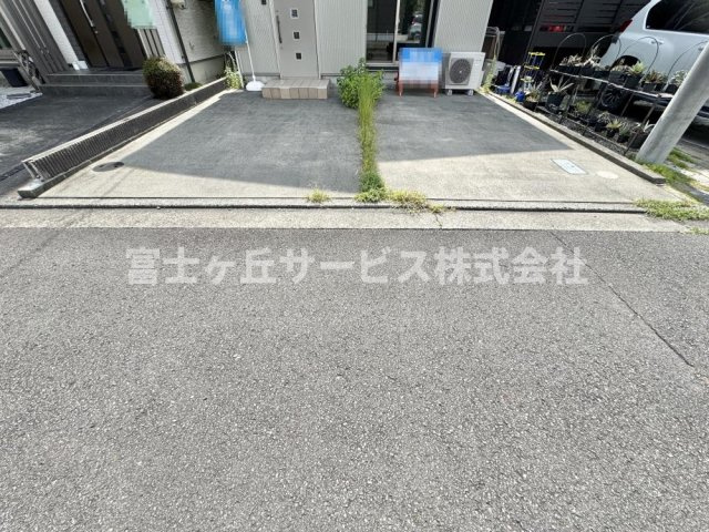【駐車場】 | 静岡市清水区高橋6丁目 中古戸建て | 車種により2台駐車可能です