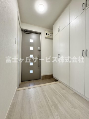 【玄関】 | 静岡市清水区高橋6丁目 中古戸建て | 収納もある玄関です