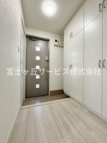 【玄関】 | 静岡市清水区高橋6丁目 中古戸建て | 収納もある玄関です