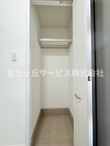 【収納】 | 静岡市清水区高橋6丁目 中古戸建て | 玄関にある収納です