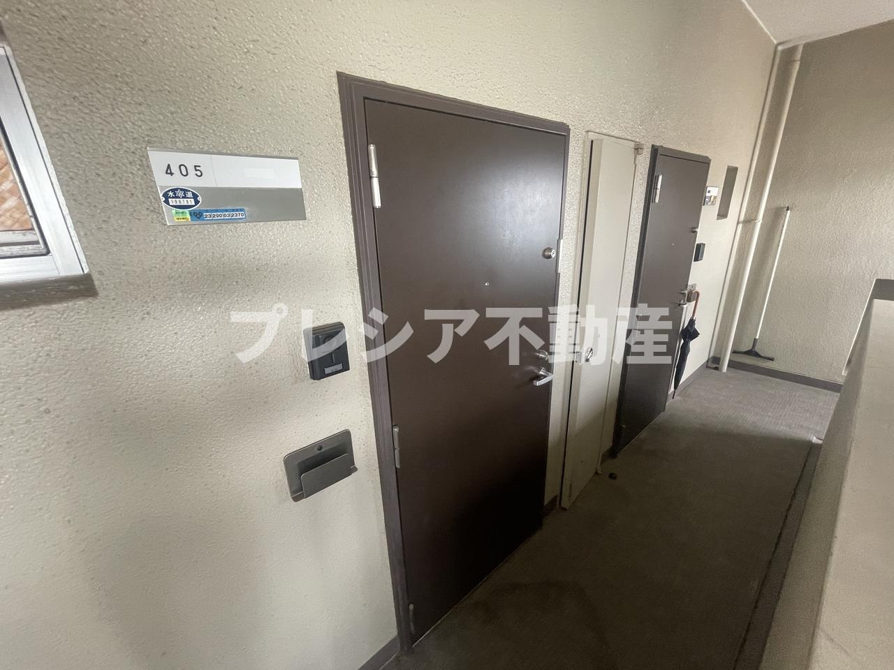 甲子園東行マンションの玄関