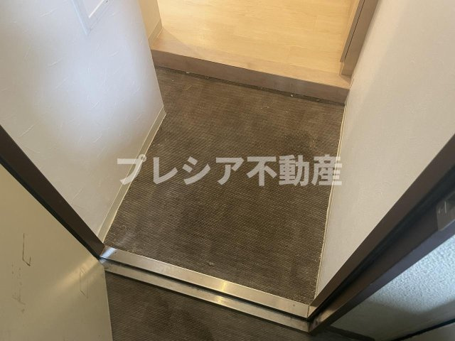 甲子園東行マンションの玄関