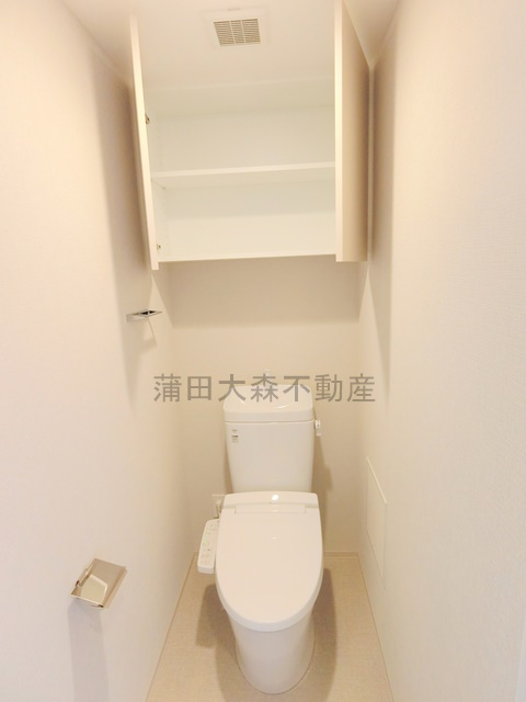 コンフォリア・リヴ大森西のトイレ|吊戸棚収納と温水洗浄便座付きのトイレ