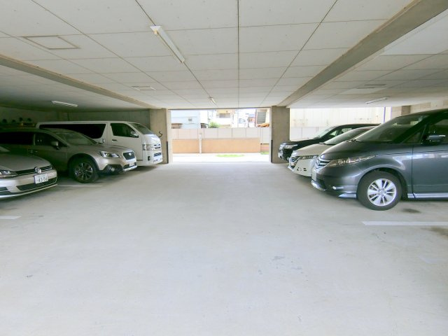 アビタート蒲田の駐車場|敷地内　屋根付きの平置き駐車場