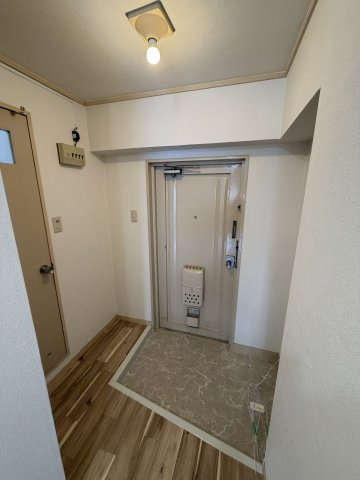 ハイツ鍛治の玄関