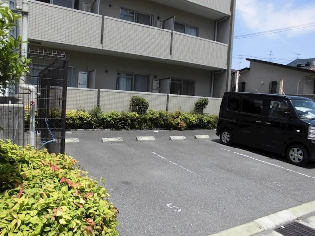 キューヴの駐車場