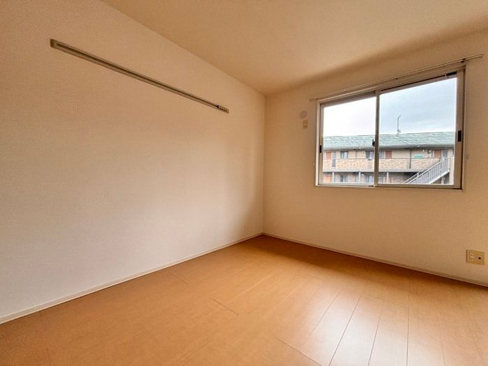 サンライズⅡ番館の寝室|クローゼット付の寝室です☆