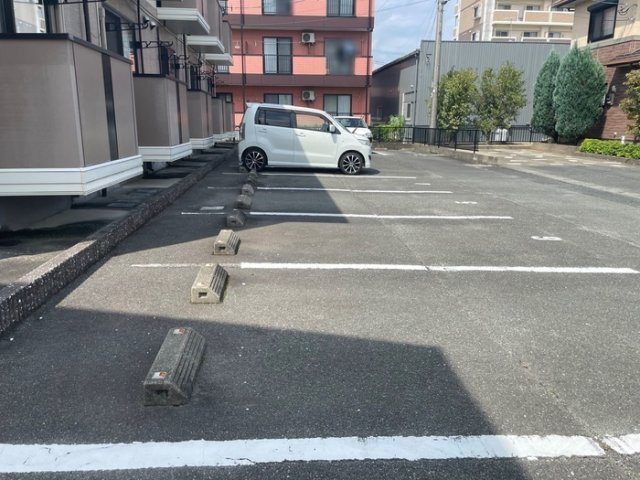 ヴェルメゾン B棟の駐車場|駐車スペースもあります☆