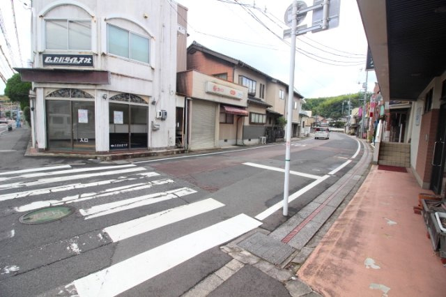 青木ビルの周辺|安来市道にも面しております。飲食店が立ち並ぶ入口に位置します。