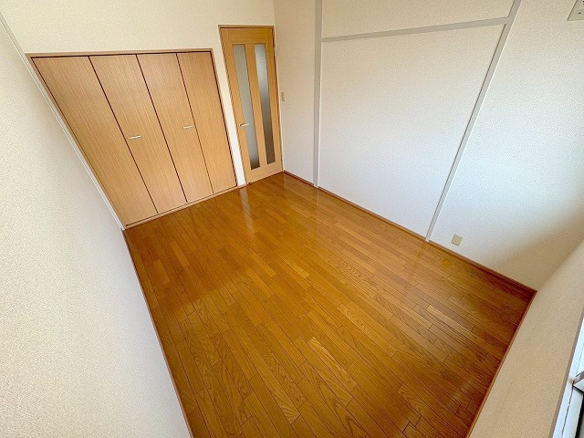 ハイツ小松の洋室