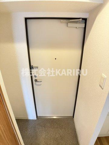 ヴィラナリー太子橋今市の玄関
