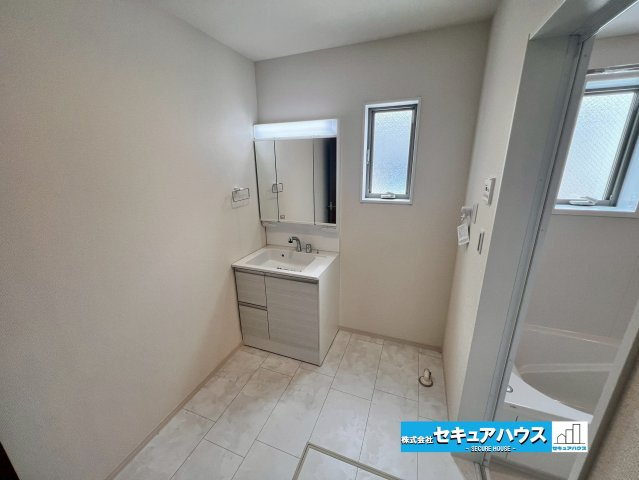 【同施工物件ご案内可能】知多市日長台　限定1棟の内観：施工例|【洗面台イメージ】
◆鏡の裏にはたっぷりと収納スペースを標準装備！
◆電源を付属しているのでドライヤーなど利用できます。